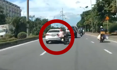 Công an Hà Nội truy tìm tài xế ô tô chèn ngã người đi xe máy rồi bỏ chạy