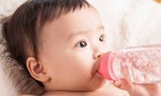 Trẻ 6 tháng tuổi có cần uống nước?