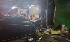 Hà Nội: Ô tô mất lái lao lên vỉa hè khiến 4 người bị thương