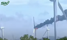 Một tuabin điện gió ở Bình Thuận bốc cháy dữ dội, khói đen phủ kín trời