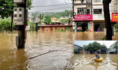 Lào Cai: Mưa lớn kéo dài, nhiều tuyến đường ngập sâu, người dân ‘bơi từ nhà ra ngõ’