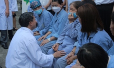 Thứ trưởng Trần Văn Thuấn thăm, tặng quà bệnh nhân ung thư tại Tuyên Quang