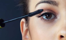 Trang điểm có gây khô mắt?