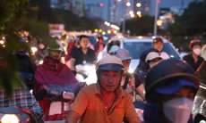 Người Hà Nội 'đánh vật' với giao thông ùn tắc sau cơn mưa lớn