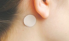 Ai đang có ý định dùng miếng dán say xe nên biết tác dụng phụ nguy hiểm này