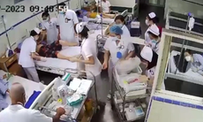 Video cứu bệnh nhân ung thư sốc phản vệ trong gang tấc khiến người xem thán phục sự bình tĩnh, chuyên nghiệp của y bác sĩ