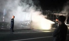 [Video] Xe giường nằm chở hàng chục hành khách bốc cháy ngùn ngụt trên cao tốc
