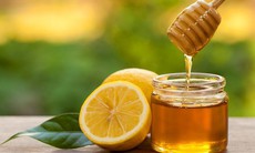Uống chanh mật ong hàng ngày mang lại 6 lợi ích sức khỏe nhưng cần lưu ý gì để tránh gây hại?