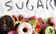 Tế bào ung thư 'nghiện' đường, người bệnh có cần kiêng đồ ngọt không?