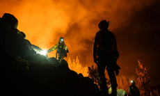 Người dân trên đảo Tenerife phải sơ tán do cháy rừng vượt kiểm soát