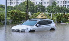 Sau cơn mưa, nhiều ô tô 'ngâm mình' trong nước