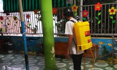 Đội cơ động diệt muỗi tại điểm nóng sốt xuất huyết ở 
Khánh Hòa