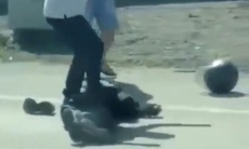 [Clip] Người đàn ông bị đánh dã man, nằm bất tỉnh trên đường gây phẫn nộ