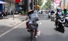 Người mẹ hơn 20 năm đạp xe chở con bán vé số khắp Sài Gòn để kiếm tiền chữa bệnh