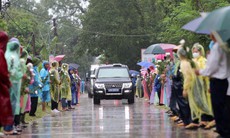Nghẹn lòng hàng trăm người dân đội mưa đón linh cữu chiến sĩ hy sinh tại đèo Bảo Lộc