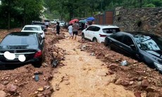 Hà Nội: Mưa lũ ở Sóc Sơn, hàng loạt ô tô ngập trong bùn đất