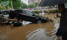 Lũ lụt Trung Quốc: Ô tô chìm trong biển nước, đường biến thành sông, hơn 50.000 người sơ tán