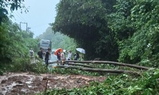 Sạt lở đường từ Lào về Việt Nam, nhiều phương tiện bị mắc kẹt