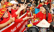 Huỳnh Như đàm phán hợp đồng mới với Lank FC