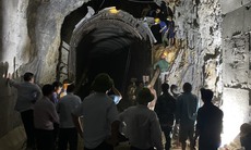 Sạt lở hầm đường sắt tại Quảng Bình, nhiều đoàn tàu phải dừng chờ khắc phục