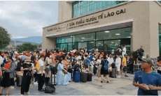 Nghỉ lễ 2/9, người dân xếp hàng chật kín cửa khẩu Lào Cai chờ xuất nhập cảnh