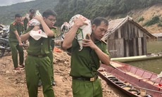 Nghệ An: Chiến sĩ công an băng rừng, vượt suối làm nhà cho người nghèo