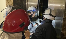 Giải cứu thành công bé gái 11 tuổi mắc kẹt trong thang máy