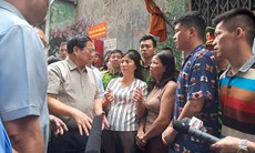 Thủ tướng tới hiện trường, chia sẻ với gia đình nạn nhân vụ cháy chung cư mini ở Khương Hạ