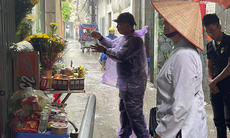 Người Hà Nội 'đội mưa' thắp nén tâm nhang tưởng nhớ các nạn nhân vụ cháy chung cư mini