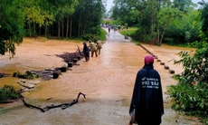 Hàng nghìn học sinh phải nghỉ học do mưa lũ ngập đường