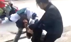 Nữ sinh bị đánh túi bụi ngay trước cổng trường nghề