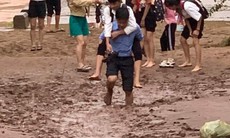 Xúc động thầy giáo cõng học trò lội qua bùn lầy tới trường