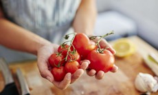 Ăn 8 quả cà chua bi mỗi ngày để giảm cân, chuyên gia cảnh báo về chế độ ăn cực đoan