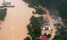 Mưa lũ miền Trung: Nước lũ đục ngầu tràn vào khắp xóm làng
