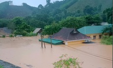 Mưa lũ miền Trung: Hơn 1.400 ngôi nhà ở Nghệ An ngập trong biển nước