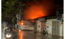 Nhà dân bốc cháy giữa cơn mưa lớn, một lính cứu hỏa bị thương