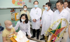 Bộ trưởng Đào Hồng Lan tặng quà, động viên trẻ mắc ung thư tại BV Nhi Trung ương