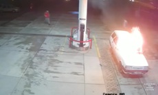 [Video] Ô tô bất ngờ bốc cháy ở cây xăng