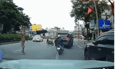 Khởi tố người đàn ông phi dao vào ô tô ở Hà Nội