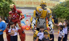 Siêu anh hùng Iron Man và Bumblebee đón học sinh vào năm học mới