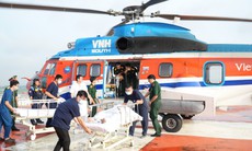 3 ngư dân Trường Sa nguy kịch được trực thăng đưa về đất liền điều trị