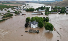 Lũ lụt kinh hoàng ở Hy Lạp, người dân trèo lên mái nhà chờ giải cứu