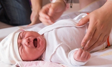 Trẻ đau bụng từng cơn cảnh giác với bệnh lồng ruột cấp
