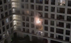 Thót tim cảnh người dân đốt pháo hoa tại ban công chung cư ở Hà Nội