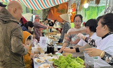Hàng nghìn người đội mưa rét đến mua sắm, thưởng thức món chay tại Hà Nội