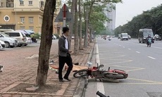 Hai thanh niên đi xe máy tự ngã, văng lên vỉa hè thương vong