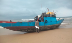 Quảng Bình phát hiện thuyền không số hiệu trôi dạt vào bờ