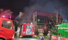 Video: Xưởng gỗ công nghiệp bốc cháy dữ dội trong đêm