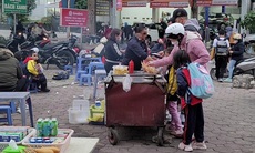 Hàng rong, quà vặt trước cổng trường: Nơi hội tụ 'chợ trời' thực phẩm bẩn