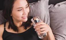 Uống nước trước khi đi ngủ có lợi ích và hạn chế gì cho sức khỏe?